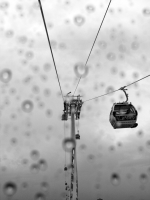 Cable car in rain, North Greenwich - click to enlarge