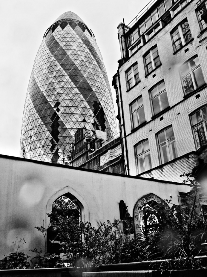 30 St Mary Axe from St Ethelburga\'s churchyard - click to enlarge